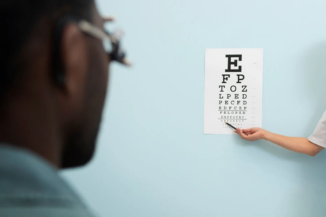 paziente durante una visita dall'oftamologo articolo Con che Frequenza Effettuare un Controllo Oculistico