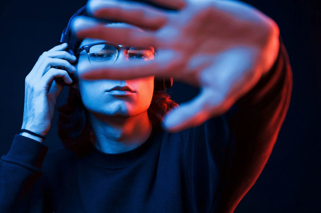 Immagine in evidenza Gli effetti della luce blu sugli occhi